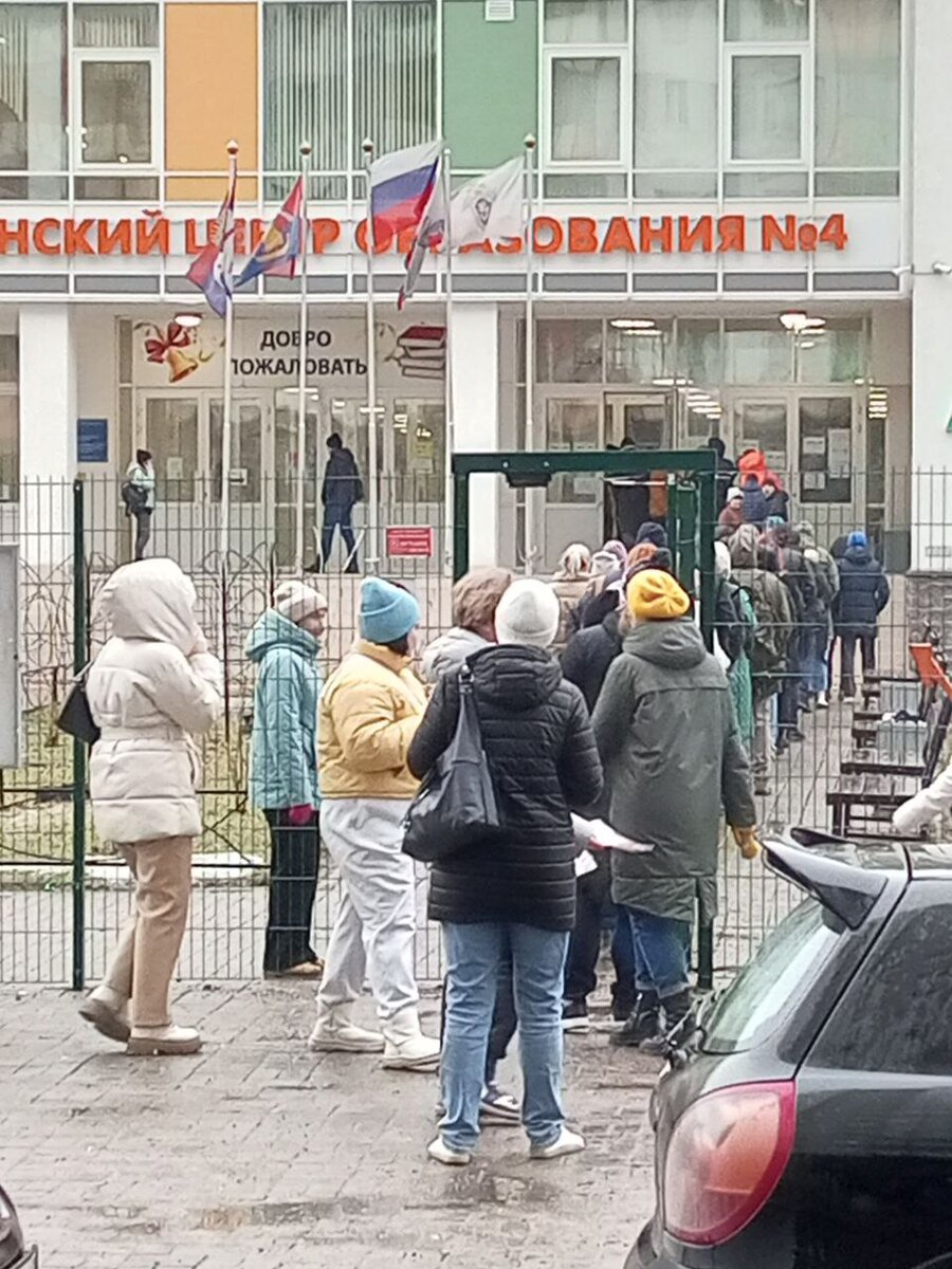 Поклонники гульфикфюрера и его идей спешат устроить очередь для красивой картинки. В кадр не попало, на рядом машина для перевозки людей и "космонавты" в брониках. Акцию вычислили по количеству вдруг прикрепившихся к конкретному УИК