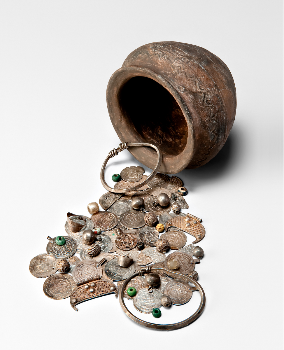 Клад денежно-вещевой. Гнездовский археологический комплекс, Смоленская область, X в. © Из собрания Исторического музея