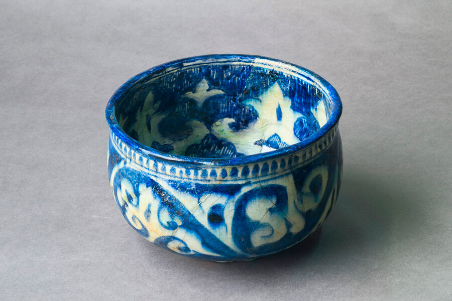 Чаша, Сирия. Место находки: Москва, Кремль, Благовещенский собор. Конец XIV — начало XV в. Полуфаянс, подглазурная роспись

© Из собрания Исторического музея
Москва 

