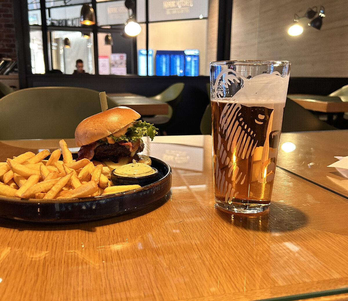 Ритуальный бокал в аэропорту