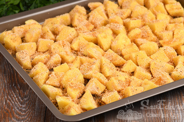 Дополняю картошку панировкой и запекаю в духовке (хрустящая и очень вкусная)