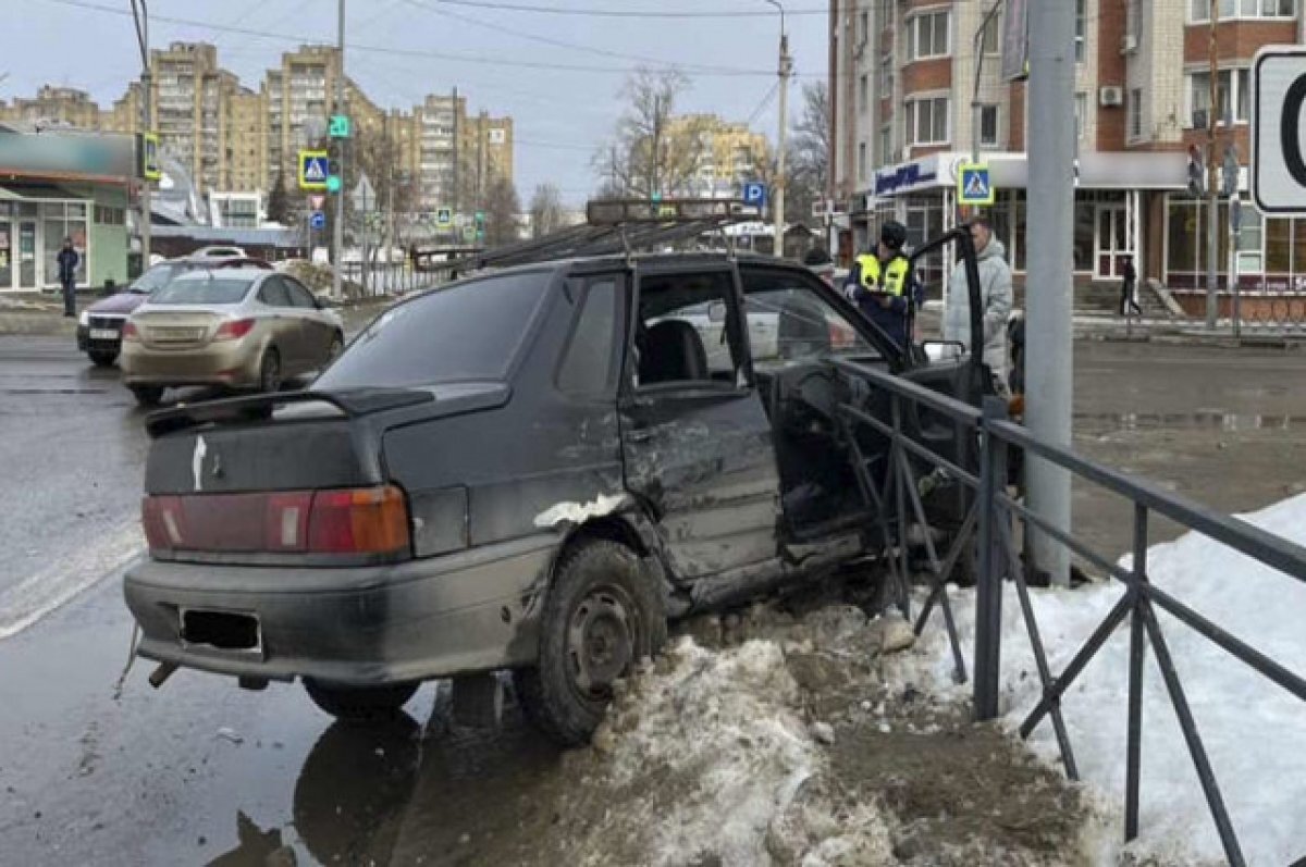    В Тамбове иномарка проехала на красный свет и врезалась в «пятнадцатую»