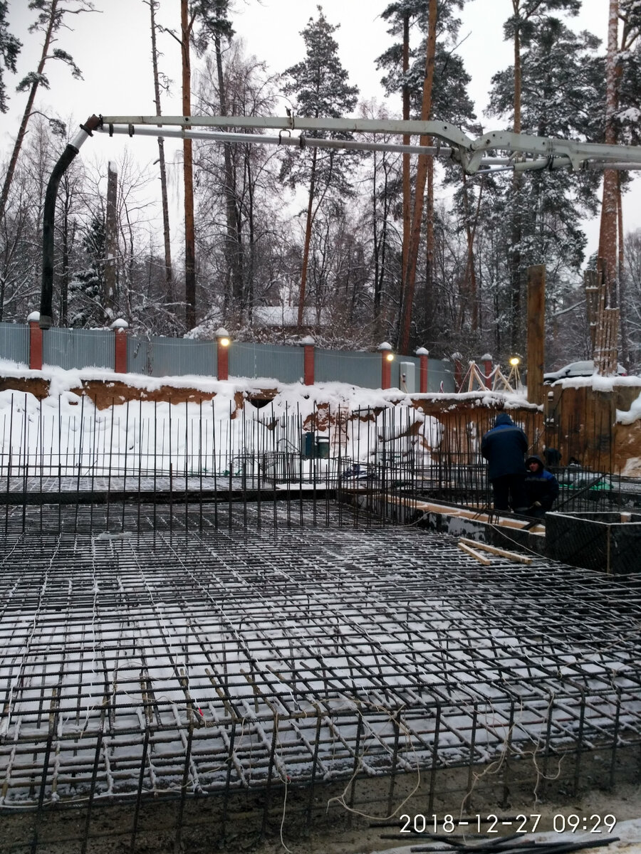 Строим дома даже зимой, с соблюдением всех технологий. Но это дороже. 