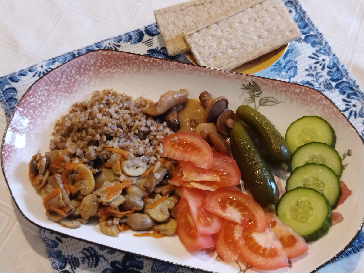 Наш обед (гречка с шампиньонами, соленья и свежие овощи, маслята)