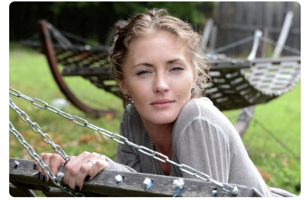 Актриса Анна Казючиц в последний раз снималась в кино в 2021 году. Как она живет, чем занимается, в каких скандалах была замешана?Чем известна КазючицАнна Казючиц родилась 10 июня 1983 года в Норильске в семье актера Юрия Казючица и врача Надежды Казючиц.«Для меня он — самый известный актер, конечно. Я унаследовала от него все, вплоть до улыбки», — говорила артистка в программе «Судьба человека».Училась в Высшем театральном училище (сейчас — театральном институте) им. Б. В. Щукина. В кино она дебютировала в 1998 году в картине «Тюряга».Также Казючиц снималась в проектах «Каменская», «В августе 44-го», «Воровка-2: Счастье напрокат», «Ландыш серебристый — 2», «Аэропорт», «Дом на Английской набережной», «Ставка на жизнь», «Брат за брата», «Обрыв», «Брат за брата — 2», «Кривое зеркало души», «Бандит», «Лесник. Своя земля», «Такая, как все», «Страсти по Зинаиде», «Когда-нибудь наступит завтра» и других.Всего в фильмографии актрисы более 70 работ.Что известно о личной жизни КазючицВ 2014 году Анна Казючиц вышла замуж за режиссера Егора Грамматикова. Актриса снималась в его проекте «Воровка-2: Счастье напрокат».«Вот так случилось, что мой первый кинорежиссер в столице стал моим мужем спустя 15 лет», — вспоминала Казючиц.У супругов есть сын Даниил. Также они воспитывают Егора — наследника Грамматикова от первого брака.Почему Казючиц уволили из антрепризыВ конце октября 2023 года издание StarHit сообщило, что Анна Казючиц больше не будет играть в антрепризе «Вот и свела судьба нас». Ее заменила звезда сериала «Физрук» Анастасия Панина.По данным издания, артистку уволили из-за скандалов с коллегами за кулисами. Последняя крупная ссора произошла в сентябре, когда антрепризу показывали в Санкт-Петербурге.«Это было мое решение убрать Анну из спектакля. Разумеется, мы оперативно нашли замену в лице прекрасной Насти Паниной. Терпеть выходки зазвездившихся личностей просто неприемлемо, тем более по отношению к своим же коллегам», — сообщил актер Андрей Карпов, являющийся также продюсером.По слухам, Казючиц также «ругалась матом и не могла держать себя в руках».«Она ругается матом, не умеет держать себя в руках и нормально общаться. Чуть что — сразу крики», — цитировало издание администратора постановки Анны Тихомировой.Чем сейчас занимается КазючицАнна Казючиц последний раз снималась в кино в 2021 году — тогда вышли картины «Курорт цвета хаки» и «Ночной переезд» с ее участием.Сейчас актриса задействована в спектакле «Танго на шестерых».Также она работает ведущей на канале НТВ. С 2020 года она ведет проект «ДНК».