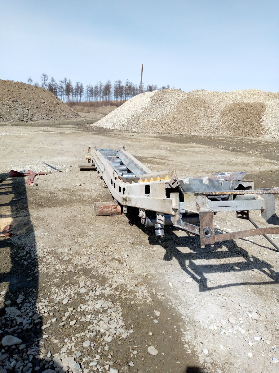 Хорошо была весна и прошли морозы!снимали конвейер краном 25 тонн снимали порванную ленту,фартуки и даже меняли ролики.