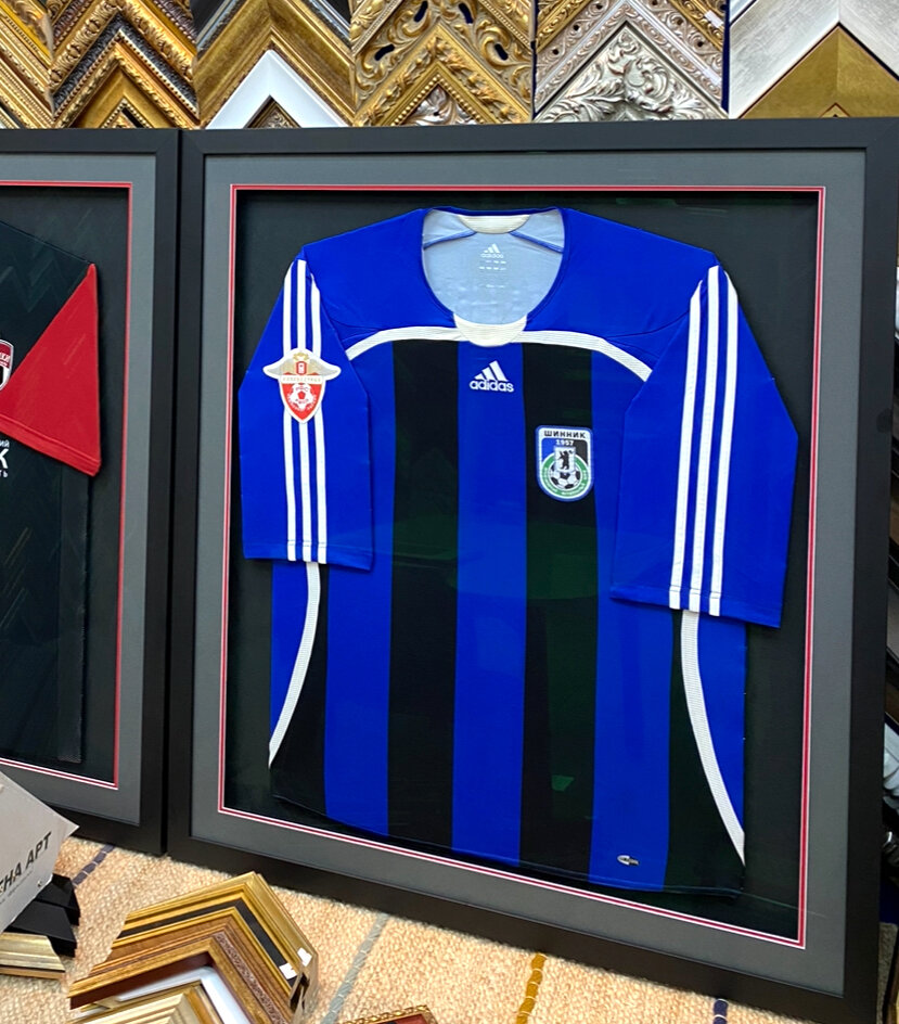 Оформление футболок в черную раму с паспарту