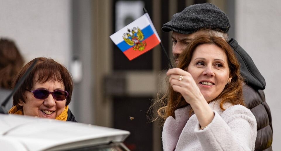    Женщина вн выбороах президента России в Германии. Фото: IMAGO/BEAUTIFUL SPORTS/Derix / Global Look Press