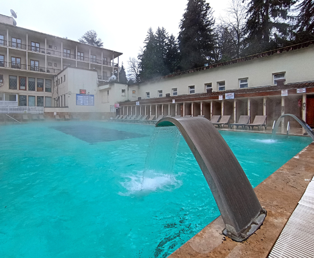 минеральный бассейн в отеле "Термаль". в карусели - здание отеля