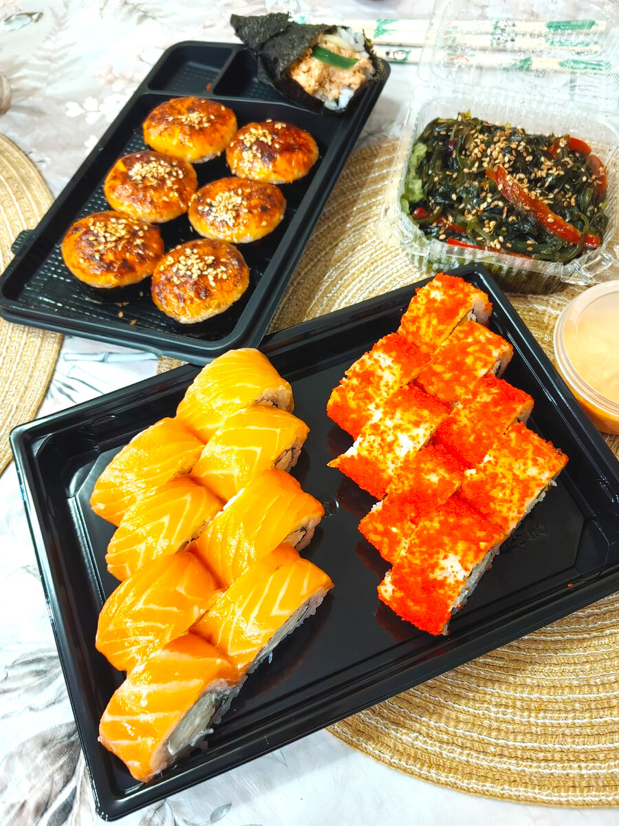 Набор и теплый салат из стеклянной лапши (по вкусу как жареный болгарский перец с зажаркой из лука, моркови и томата. Не ожидала, что можно стороннему блюду придать такой вкус) 