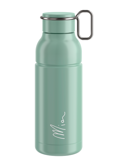 Lifestyle Mia Thermo - это стильная бутылка Elite, полностью сделанная из нержавеющей стали, идеально подходящая как для занятий спортом, так и для повседневного использования. Помимо того, что Mia Thermo полностью не содержит пластика, это еще и термобутылка, способная поддерживать неизменную температуру горячих жидкостей до 12 часов и холодных жидкостей до 24 часов.



Что отличает бутылки Mia Thermo от других бутылок, так это то, что в производстве этих бутылок не используются какие-либо пластиковые материалы, от крышки до основания, поэтому они полностью не содержат пластика. Помимо того, что всегда обеспечивает совершенно свежий и чистый вкус жидкости, которую они содержат, стальные бутылки - отличное вложение для гидратации во время езды на велосипеде и в повседневной жизни, на работе или в тренажерном зале, и являются осознанным и экологически чистым выбором: сталь - это один из наиболее переработанных материалов, и бутылка из нержавеющей стали может использоваться годами.



Mia Thermo - это термобутылка, которая поддерживает неизменную температуру содержащейся в ней жидкости, до 12 часов для горячих жидкостей и 24 часов для холодных. Заслуга принадлежит вакуумной технологии, из которой изготовлена бутылка: Mia Thermo состоит из двух сваренных вместе емкостей, к которым применяются строгие условия вакуума, чтобы создать наилучшие условия теплоизоляции для жидкостей, поскольку он позволяет поддерживать их температуру в течение длительного времени. более длительные периоды времени.



Mia Thermo отличается практичной стальной крышкой, которую можно отвинтить, чтобы обеспечить идеальную герметичность для содержащейся в ней жидкости. Его извилистая внешняя форма и материалы, не содержащие пластика, не только упрощают стирку, но и обеспечивают максимальную гигиену и защиту от плесени и бактерий. Чтобы бутылку можно было легко носить с собой, ее крышка оснащена ручкой из стальной проволоки, поэтому вы можете буквально одним пальцем переносить ее и руками переносить другие предметы, отвечать на мобильный телефон или ходить без препятствий. Его крюк был разработан нашей командой дизайнеров, чтобы учесть вес его содержимого и всегда оставаться на месте при транспортировке.



Поскольку это городская бутылка, Mia Thermo совместим со всеми флягодержателями благодаря своему диаметру 73 мм, который обеспечивает универсальную подгонку, а также отличается элегантным дизайном, который делает его идеальным для повседневного использования. В тепловом варианте Mia Thermo доступен в двух цветах: черный и серебристый и зеленый и серебристый. Выберите свой любимый и закажите его.

Вторая модель в линейке Mia

Mia Lifestyle EL020010 - это новый стильный флакон от Elite, полностью сделанный из нержавеющей стали, идеально подходящий как для занятий спортом, так и для повседневного использования. Полностью не содержащая пластика, Mia 650 ml - это экологичная бутылка, так как вы можете использовать ее много лет подряд, она отличается городским стилем и идеально подходит как для езды на велосипеде, так и для повседневного использования.



Mia - первая бутылка Elite, в которой нет никаких пластиковых материалов, от крышки до основания. Стильные, не содержащие пластика и легко моющиеся, стальные бутылки - отличное вложение для гидратации во время езды на велосипеде и в повседневной жизни, когда вы работаете или когда идете в тренажерный зал. Стальная бутылка также является осознанным и экологически чистым выбором: сталь - один из наиболее перерабатываемых материалов, а бутылку из нержавеющей стали можно использовать годами.



Сталь - это не только очень стойкий сплав, но и нержавеющая сталь, поскольку она инертна по сравнению с теми веществами, с которыми вступает в контакт: добавки, моющие средства и напитки с высокой кислотностью не подвергаются риску коррозии. Он также сохраняет неизменными органолептические свойства содержащихся в нем жидкостей, постоянно обеспечивая свежий и чистый вкус жидкости.



Mia отличается практичной стальной крышкой, которую можно открутить, чтобы обеспечить идеальную герметичность для содержащейся в ней жидкости. Его извилистая внешняя форма и материалы, не содержащие пластика, не только упрощают стирку, но и обеспечивают максимальную гигиену и защиту от плесени и бактерий.



Чтобы бутылку можно было легко носить с собой, ее крышка оснащена ручкой из стальной проволоки, поэтому вы можете буквально одним пальцем переносить ее и руками переносить другие предметы, отвечать на мобильный телефон или ходить без препятствий. Его крюк был разработан нашей командой дизайнеров, чтобы учесть вес его содержимого и всегда оставаться на месте при транспортировке.



Поскольку это городская бутылка, Mia совместима со всеми флягодержателями благодаря своему диаметру 73 мм, который обеспечивает универсальную подгонку, а также отличается элегантным дизайном, который делает ее идеальной для повседневного использования. Вот почему он доступен в четырех цветовых вариантах: черном, зеленом, черном и серебристом, а также бежевом и серебристом.
