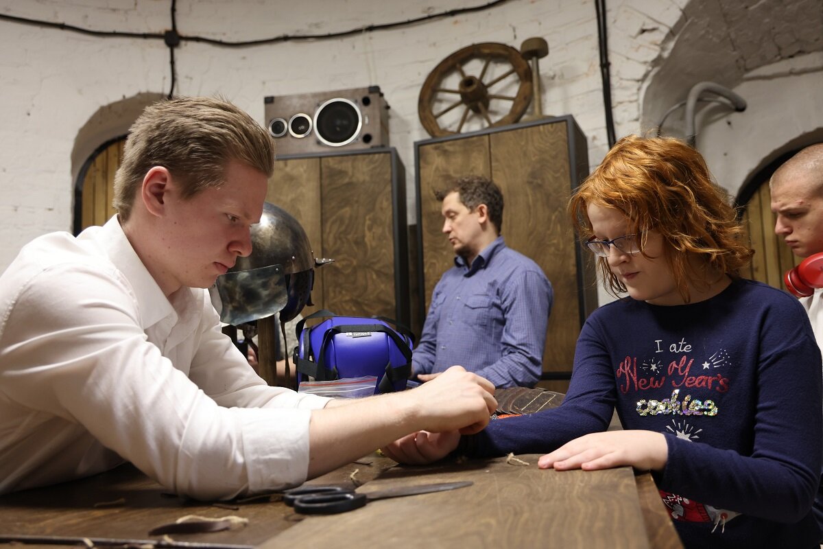    Юные посетители с удовольствием плетут себе браслеты