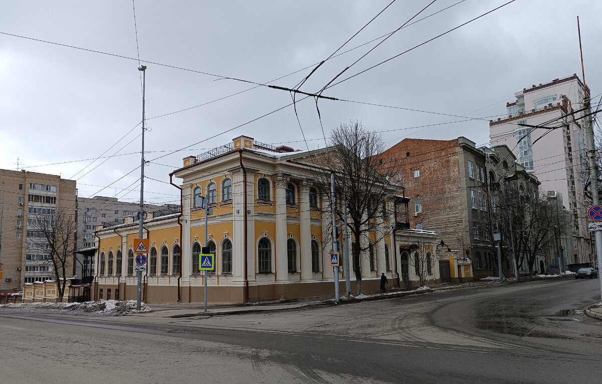 Адрес - ул. Советская, д.1 – дом Скибиневского – Александровского.