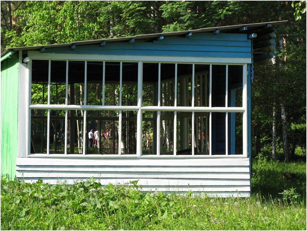 Павильон для тихих игр уже без стекол в рамах. Фото автора.