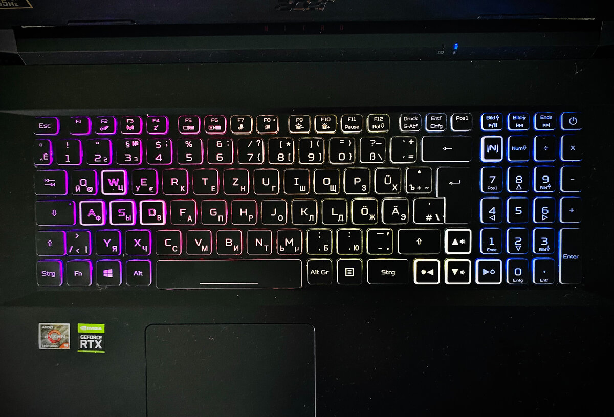 1. Клавиатура ноутбука с подсветкой