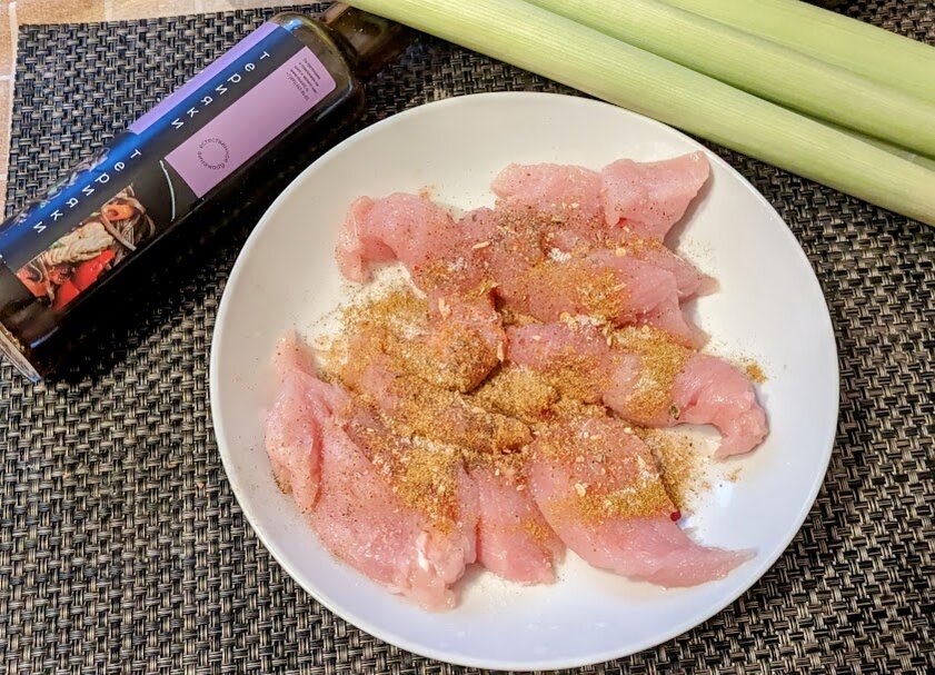 Филе куриной грудки, специи (мускатный орех, карри, черный перец_, соус Терияки и лук-порей. Фото автора