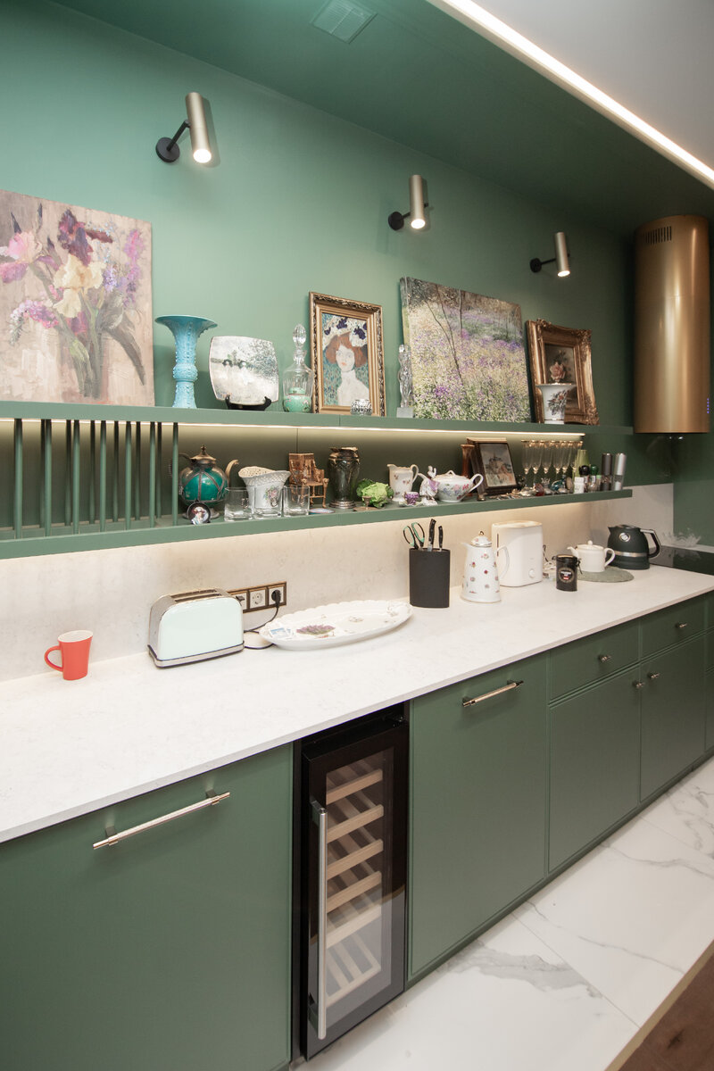 Шикарная темно-изумрудная кухня в стиле неоклассика, Jim Wood