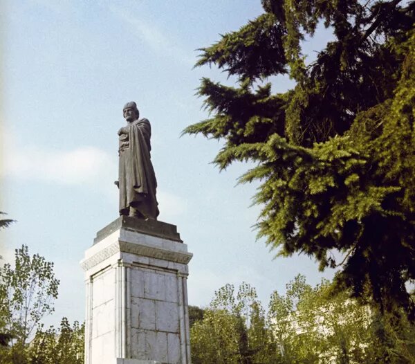Вид на памятник Шота Руставели © photo: Sputnik / В. Бабайлов
