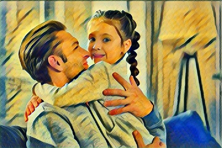 Илья крепко обнимает дочку, он сильно испугался за нее