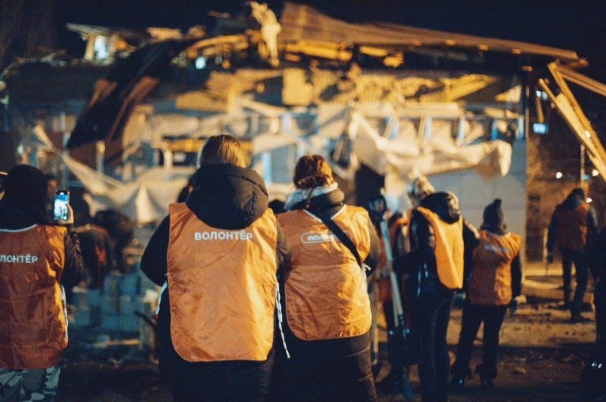    Волонтёры помогают расчищать улицы после обстрелов Белгорода