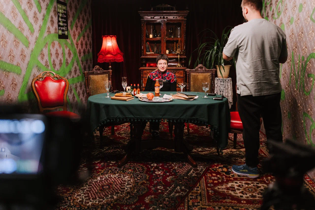 Чтобы создать атмосферу, расставляли по комнатам вазы, книги, винтажные часы, вешали объемные занавески. Даже носки ведущему подобрали под фирменный стиль. 