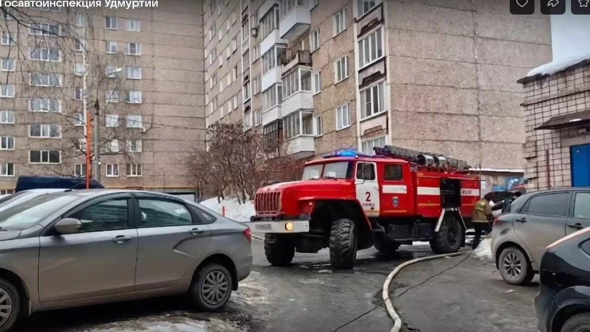 В Ижевске пожарные не могли проехать на вызов из-за припаркованной иномарки  | udm-info.ru | Дзен