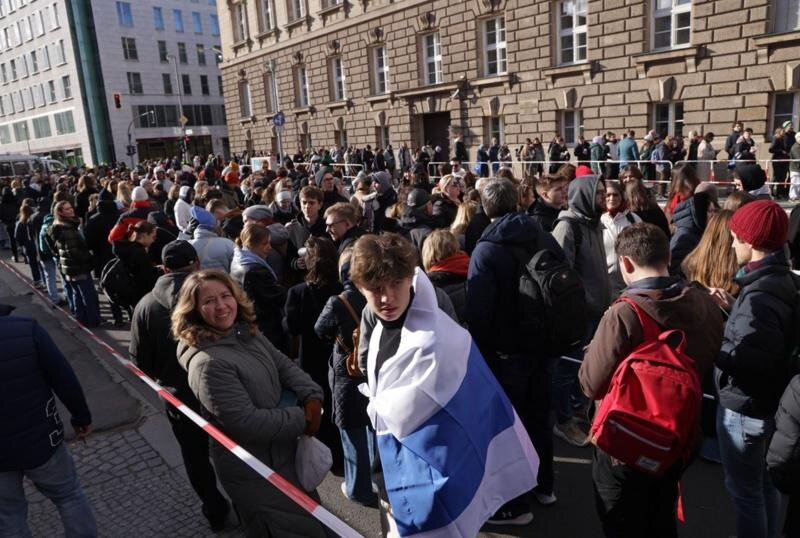 Очередь на избирательный участок в Берлине.