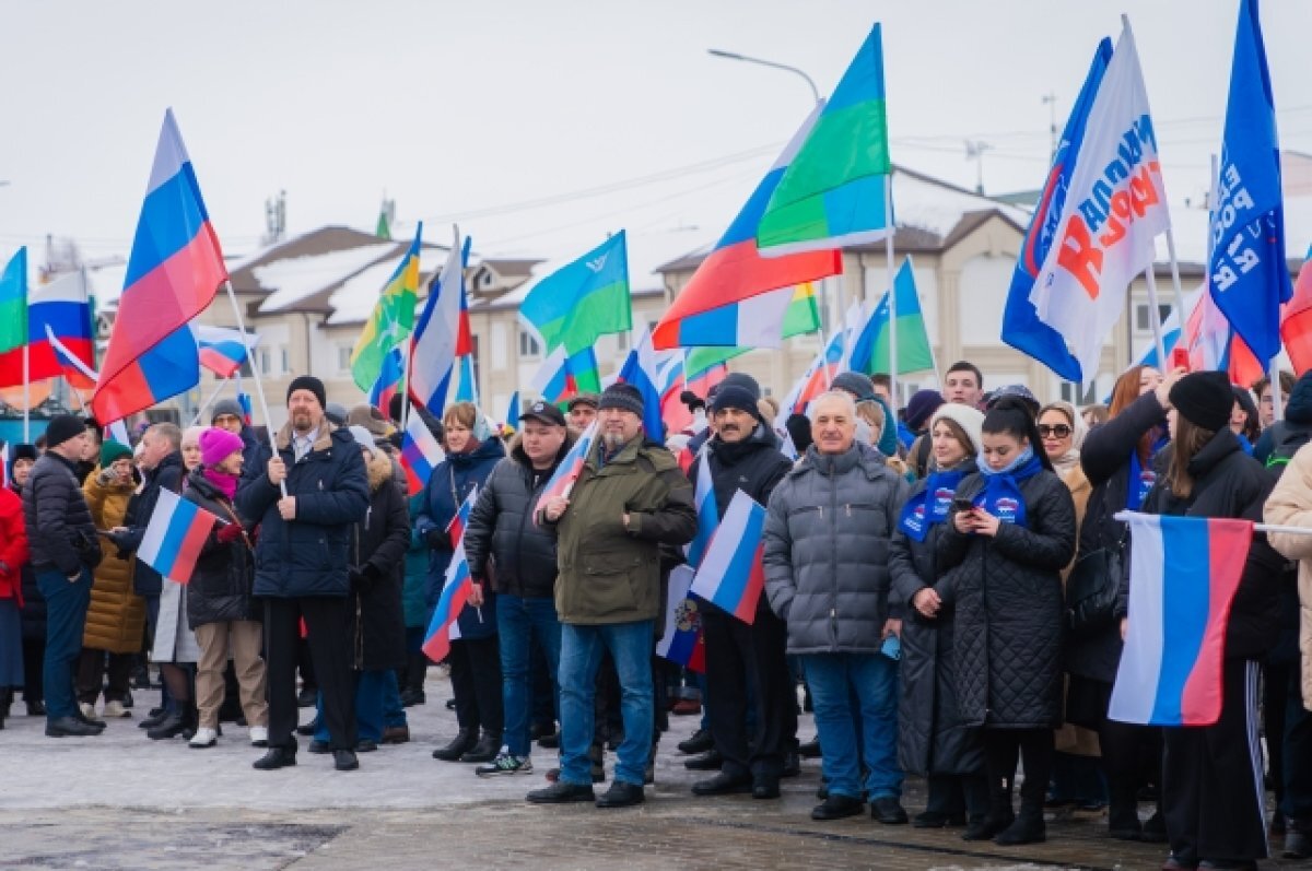    Торжественное мероприятие в окружной столице собрало на площадь перед КТЦ «Югра-Классик» бойцов СВО, студентов, волонтеров и множество зрителей.