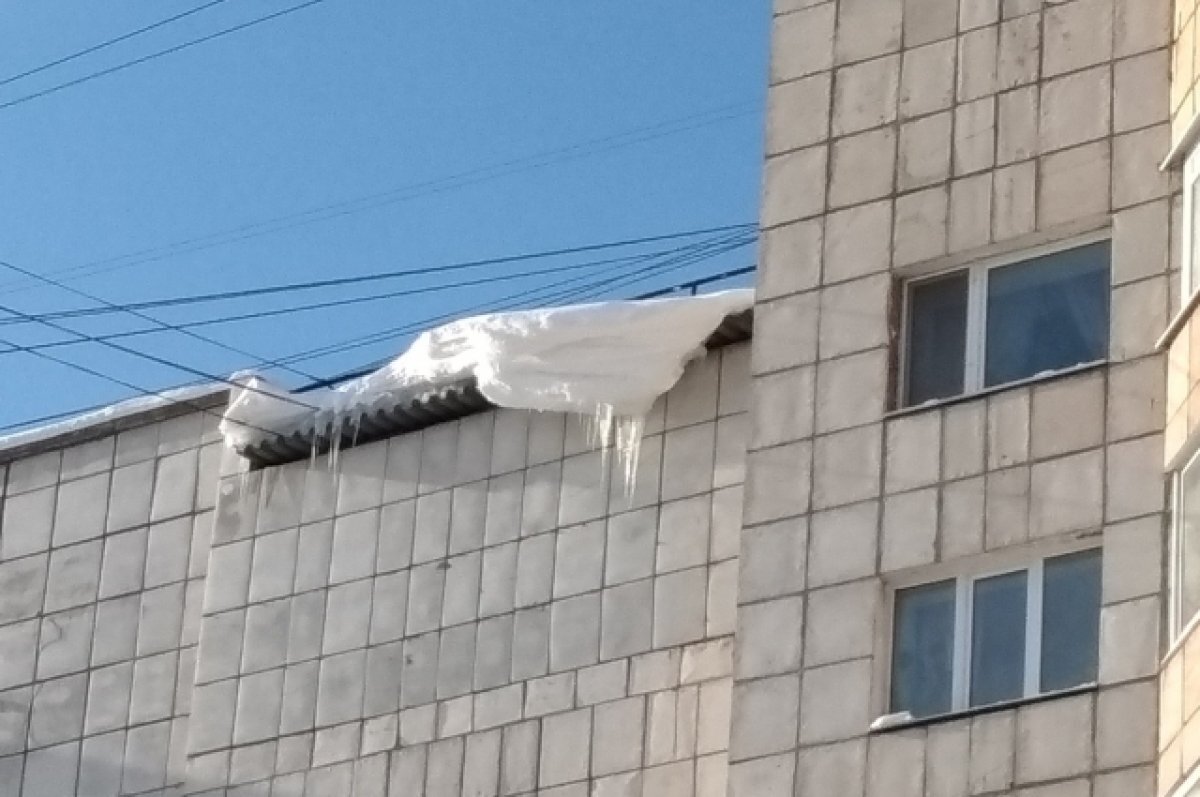    В Твери суд взыскал с УК 341 тысячу рублей за упавшую на машину наледь