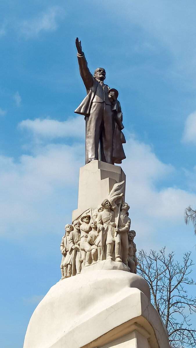 Памятник В.И.Ленину в Вишняковском сквере. Краснодар. 