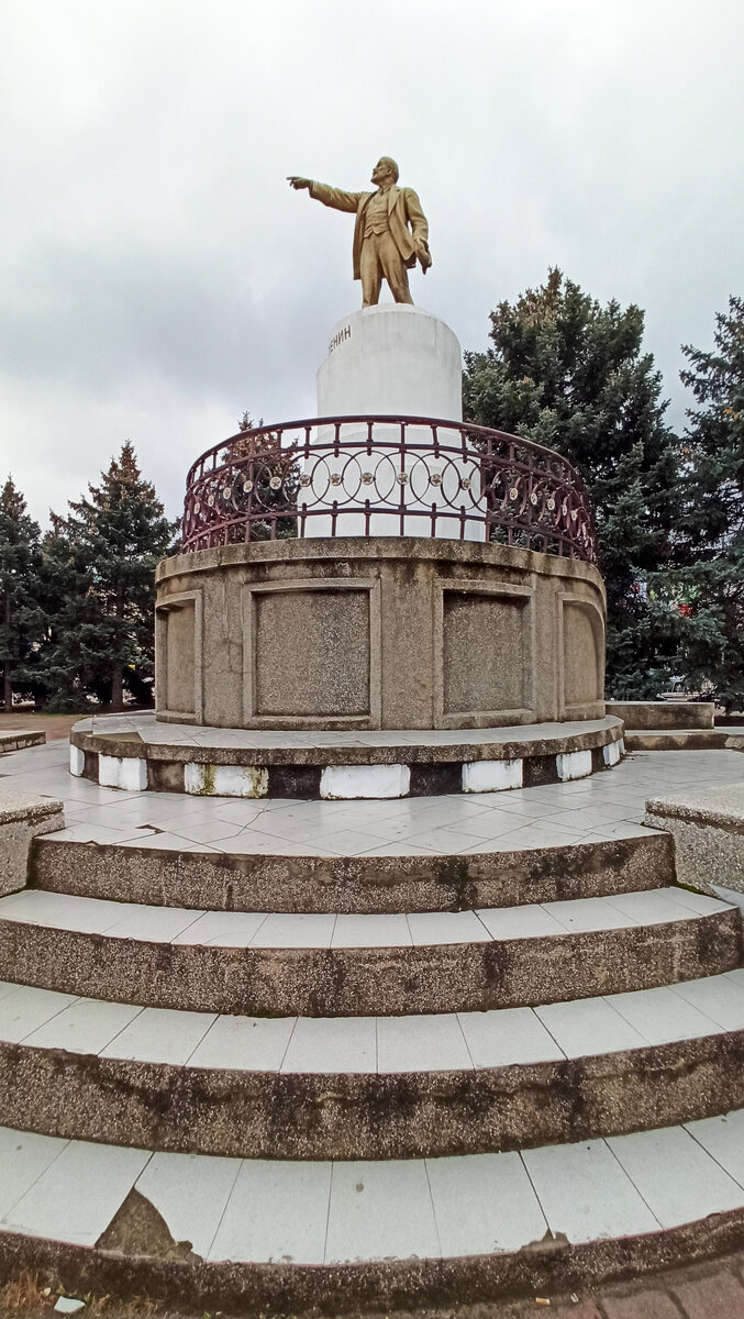 Памятник В.И.Ленину в Армавире.