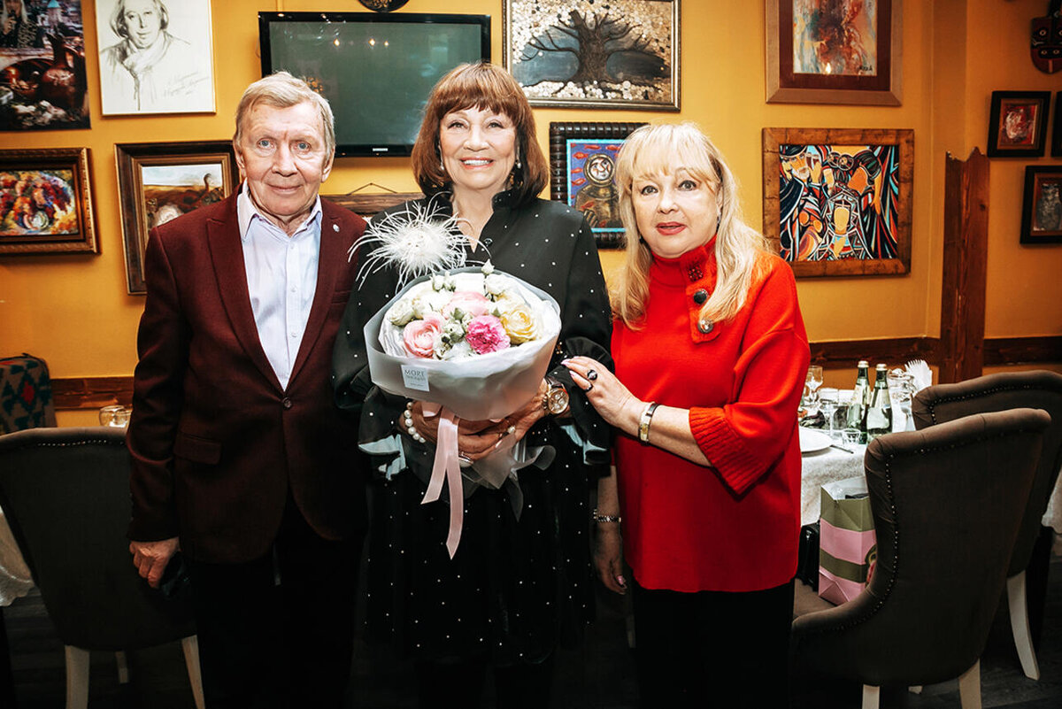    Юрий Чернов, Лариса Лужина и Наталья Гвоздикова Юлия Михайлова