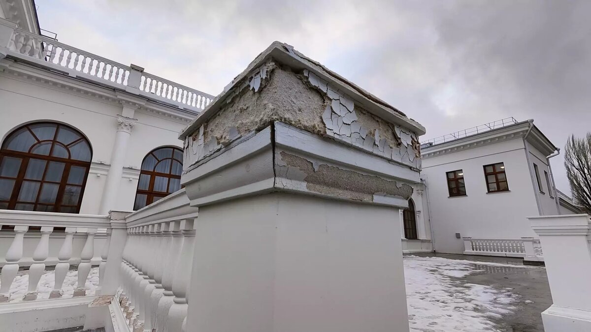     Волгоградцев озадачил обрушающийся фасад бывшего кинотеатра «Победа», на базе которого создали детский центр. Здание всего несколько месяцев назад закончили реконструировать, но там уже появились трещины, плюс облетела штукатурка.