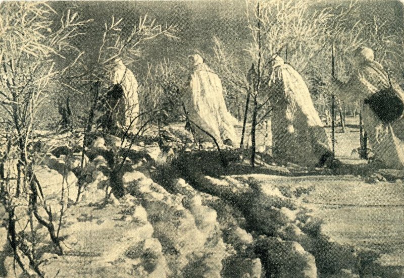 Лыжники в ночном походе.