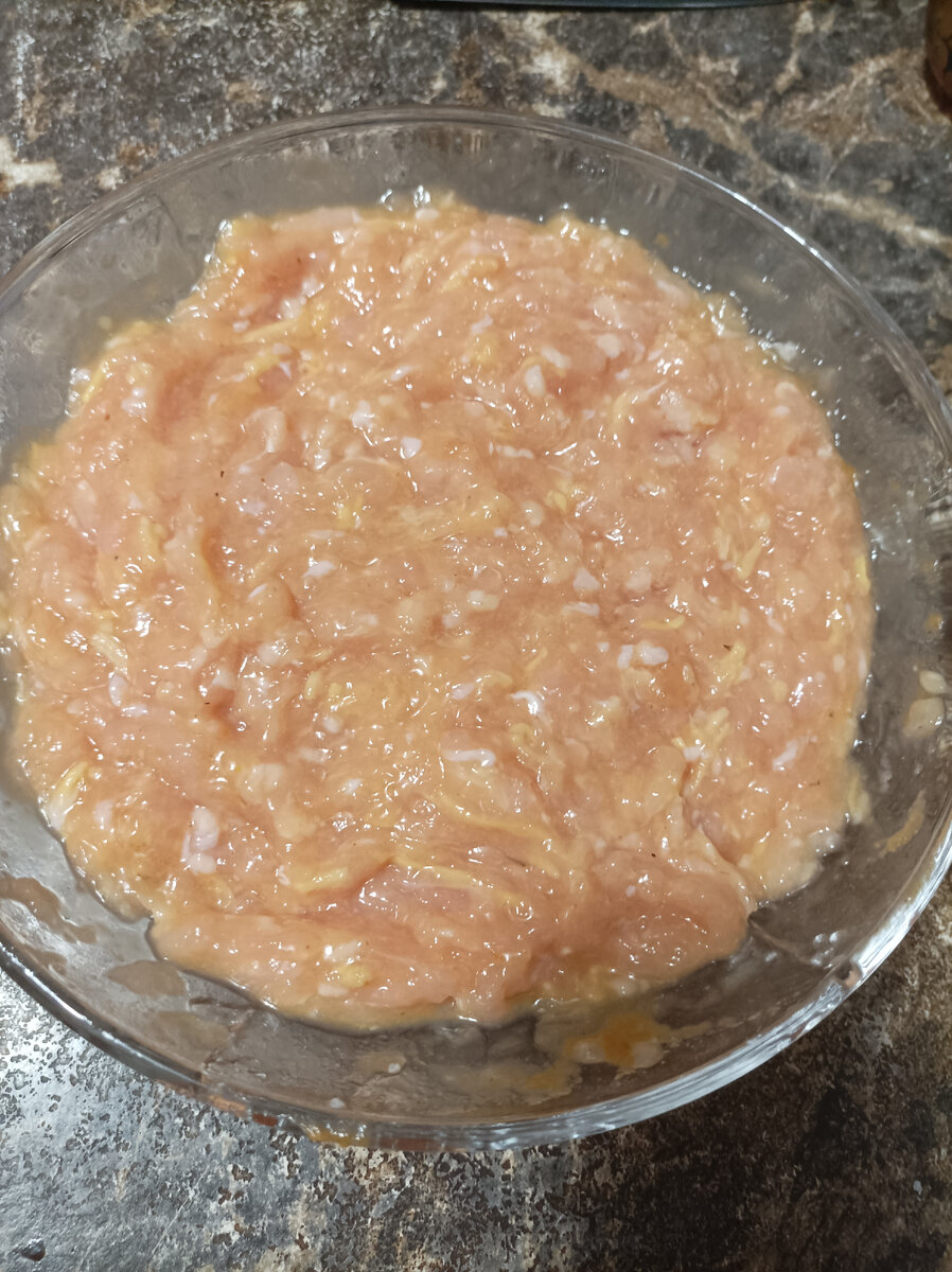 Это куриный фарш из магазина Калина-малина. Лучше, конечно, самодельный. Но если использую покупной, беру только там. Доверяю этому магазину.