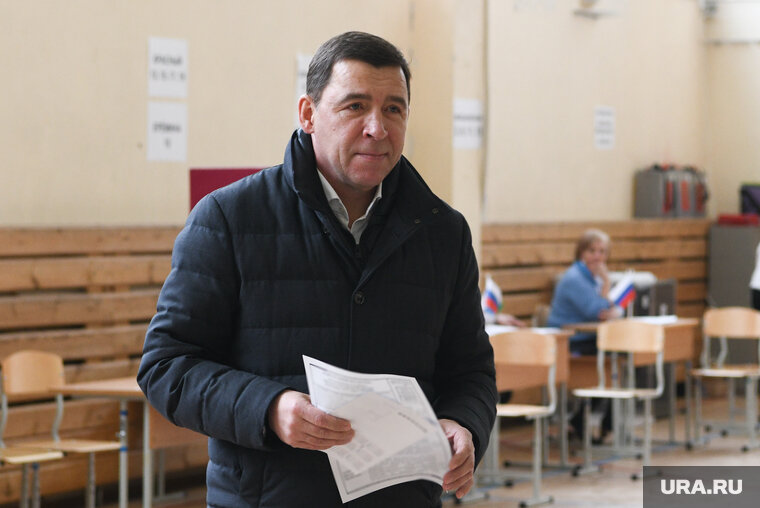 Садовничий угощает студентов медовухой. Слитное написание союзов также тоже чтобы. Так же стлитнотно ил раздельнл. Как писать слово также слитно или раздельно. День рождения в ресторане.