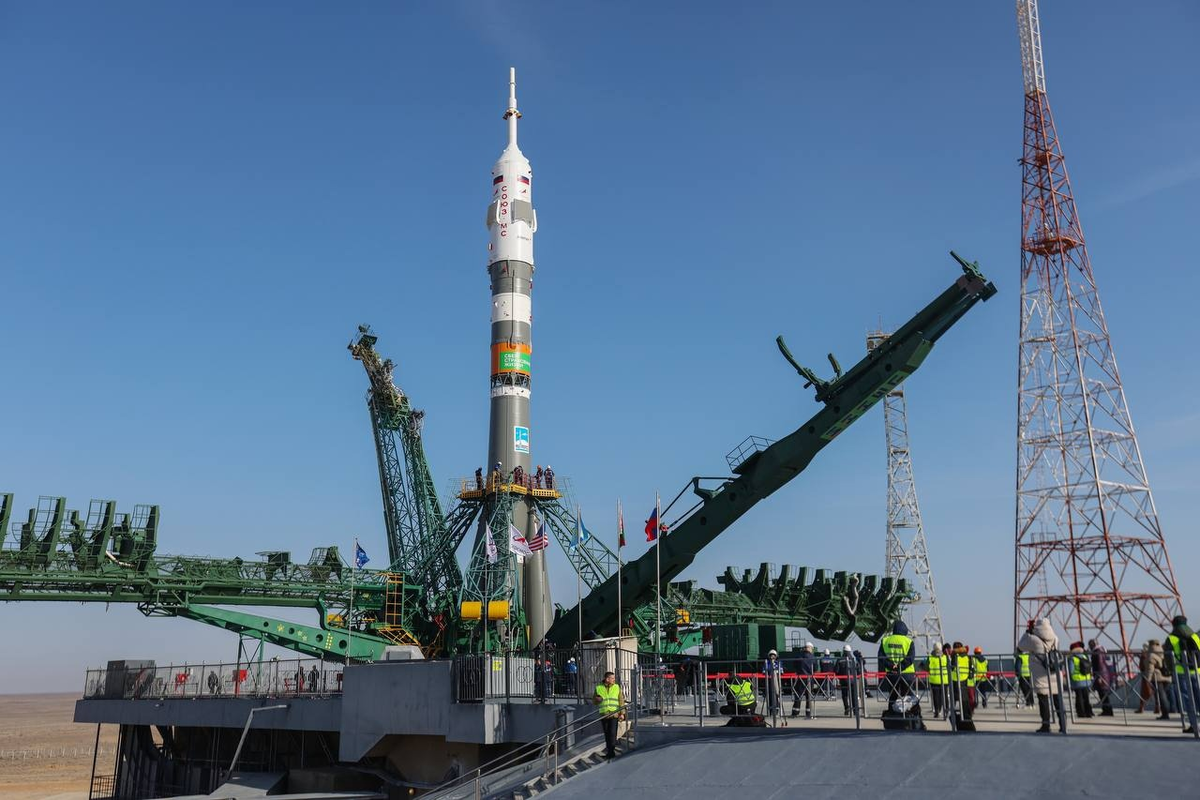 Ракета "Союз" после установки в вертикальное положение 18 марта (Фото: ГК Роскосмос)