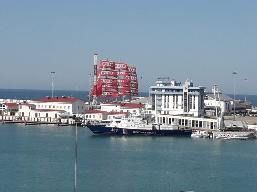 В порт Сочи пришвартовалась яхта с алыми парусами