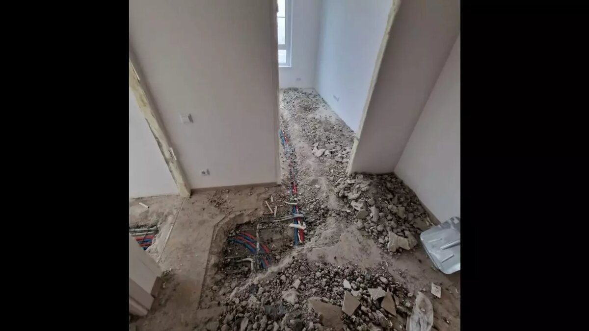     Ни стен, ни пола… Такая картина предстала перед Еленой Алексеевной Сафроновой, переселенной по реновации в ЖК Люблинский парк в Москве. Расположенный в промзоне, на месте полей аэрации, этот ЖК к тому же стал настоящим пристанищем бомжей. Что получают в Москве по реновации после выселения?