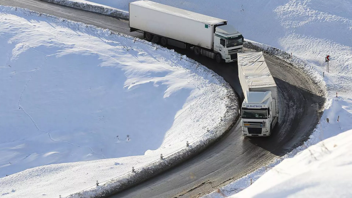 Трейлеры едут по Военно-Грузинской дороге © Roads Department of Georgia