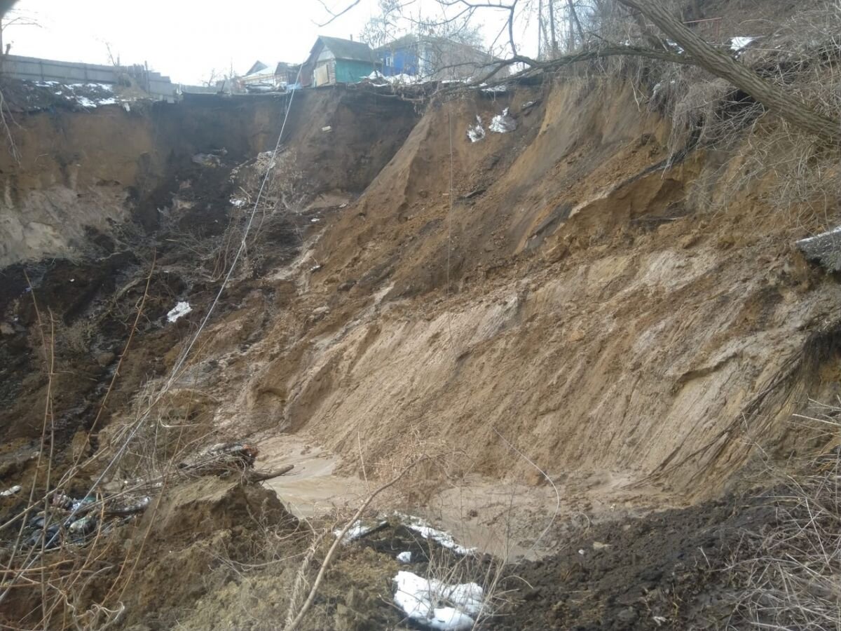 В Новохоперске сохраняется угроза повторного оползня: жильцы покинули  ближайшие дома | «Воронежские новости» | Дзен