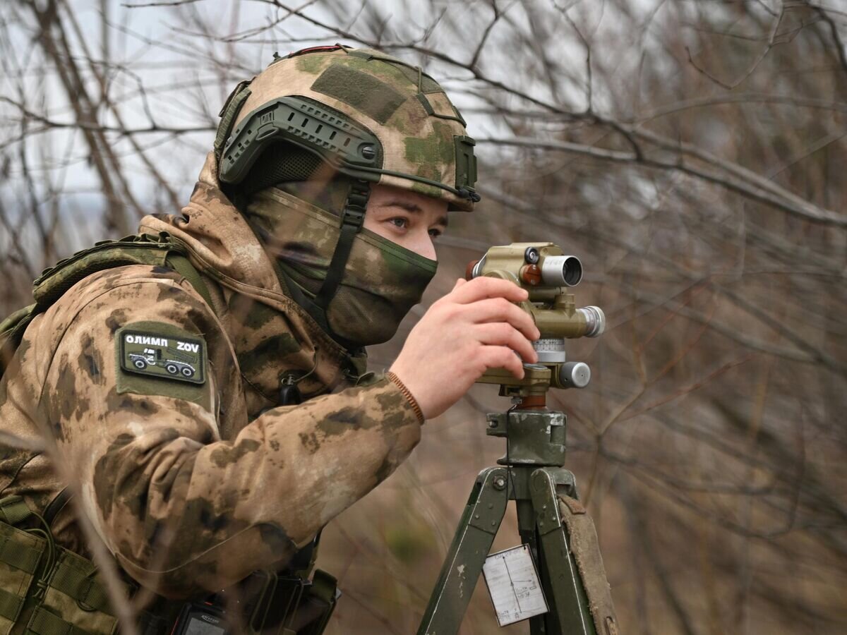    Военнослужащий ВС РФ выполняет ориентацию батареи для ведения огня по позициям ВСУ© РИА Новости / Станислав Красильников