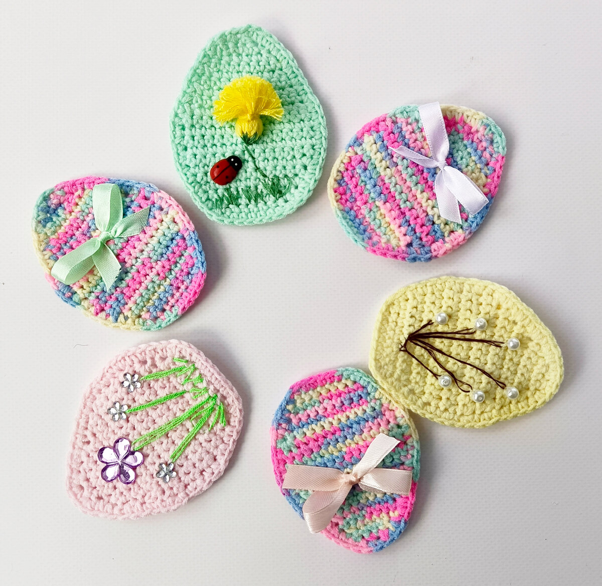 Держатели для столовых приборов, связанные крючком в форме яиц