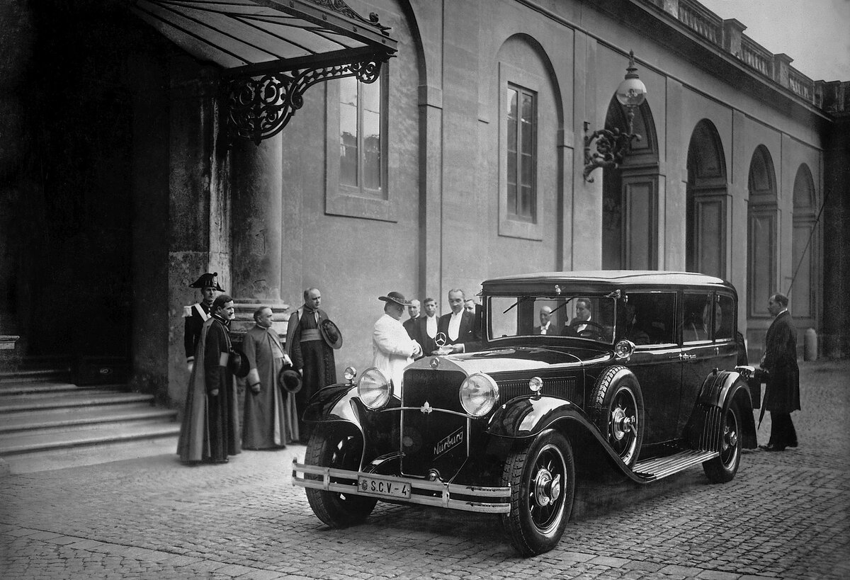 Момент передачи "Мерседес-Бенц-460 Нюрбург" Папе Римскому Пию XI. От завода дарителем выступал Ханс Нибель, заменивший на посту главного конструктора автомобильного подразделения концерна самого Фердинанда Порше. 