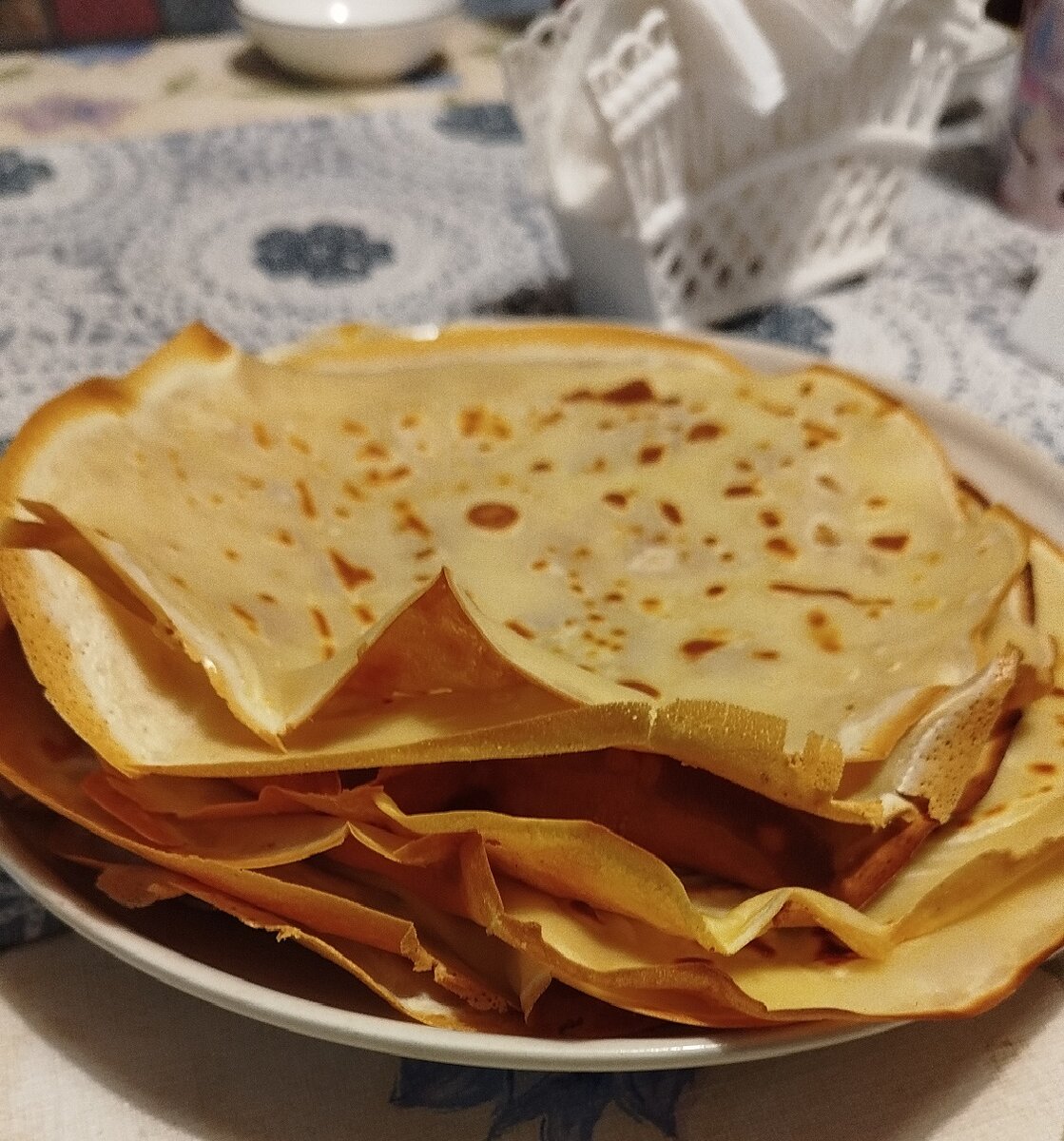 Мы любим такие, тонкие, с хрустящим краешком, я ещё ванилина чуточку добавляю. 