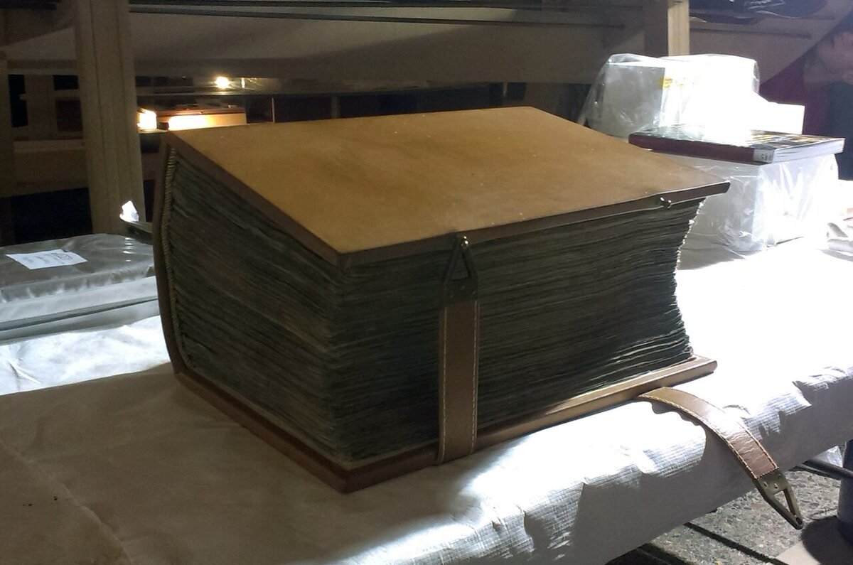 Говорят, что когда исследователи берут в руки Амиатинский кодекс, весящий около 30 кг, то они испытывают "сложное впечатление, близкое к благоговению". Как любитель книг искренне их понимаю. И даже не из-за того, что это - эталонный перевод Библии на латынь, а потому что этот кодекс создан примерно в 700 году. То есть более 1300 лет назад