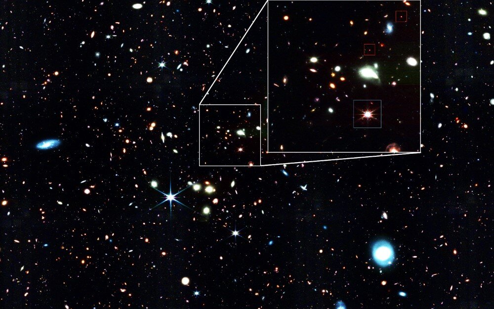 Изображение светящегося квазара J1148+5251, чрезвычайно редкой активной сверхмассивной чёрной дыры с массой 10 миллиардов солнечных масс (синяя рамка) и двух «мини-квазаров» (красные прямоугольники).    
 Источник: NASA / ESA / CSA / J. Matthee (ISTA) / R. Mackenzie (ETH Zurich) / D. Kashino (National Observatory of Japan) / S. Lilly (ETH Zurich)  📷
