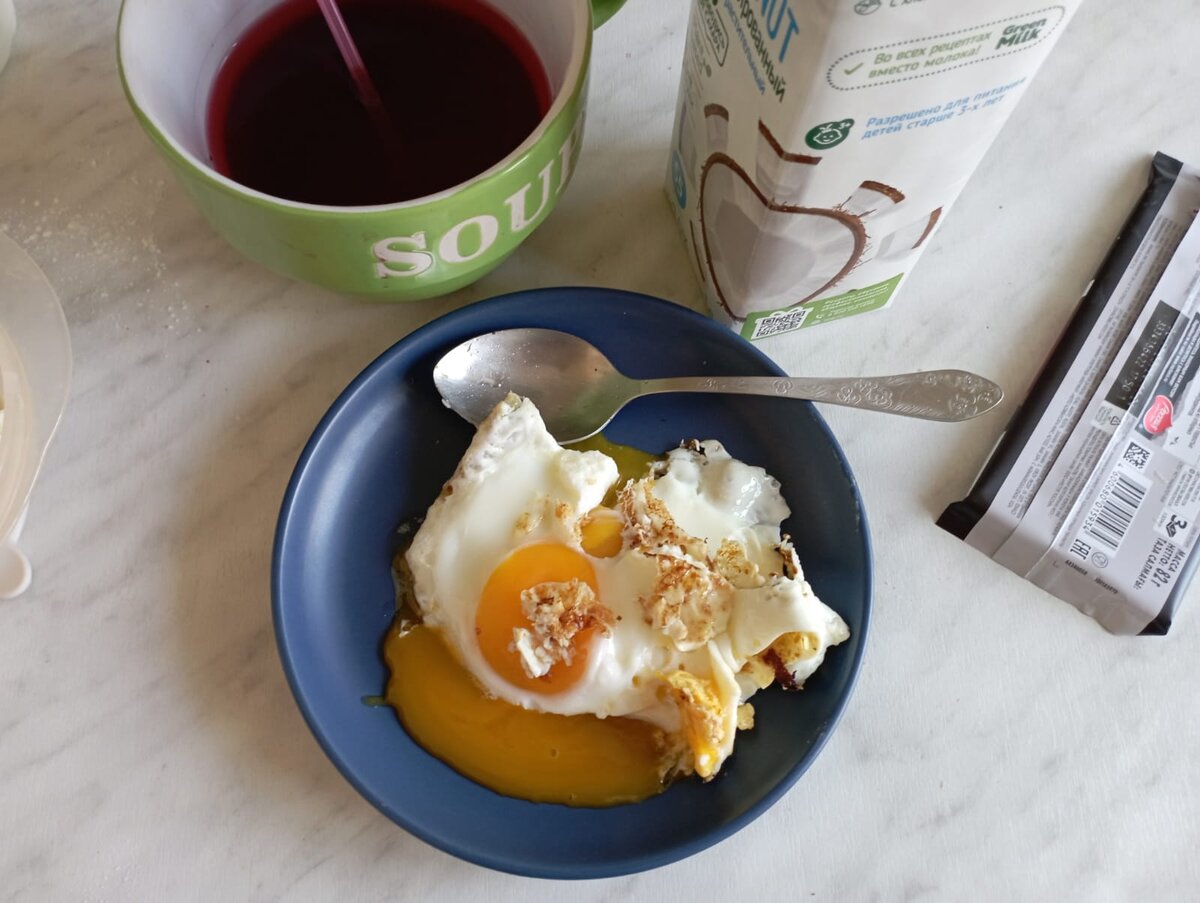 скромный завтрак мой. в большой супнице компот) пастилу схомячила до фотографирования