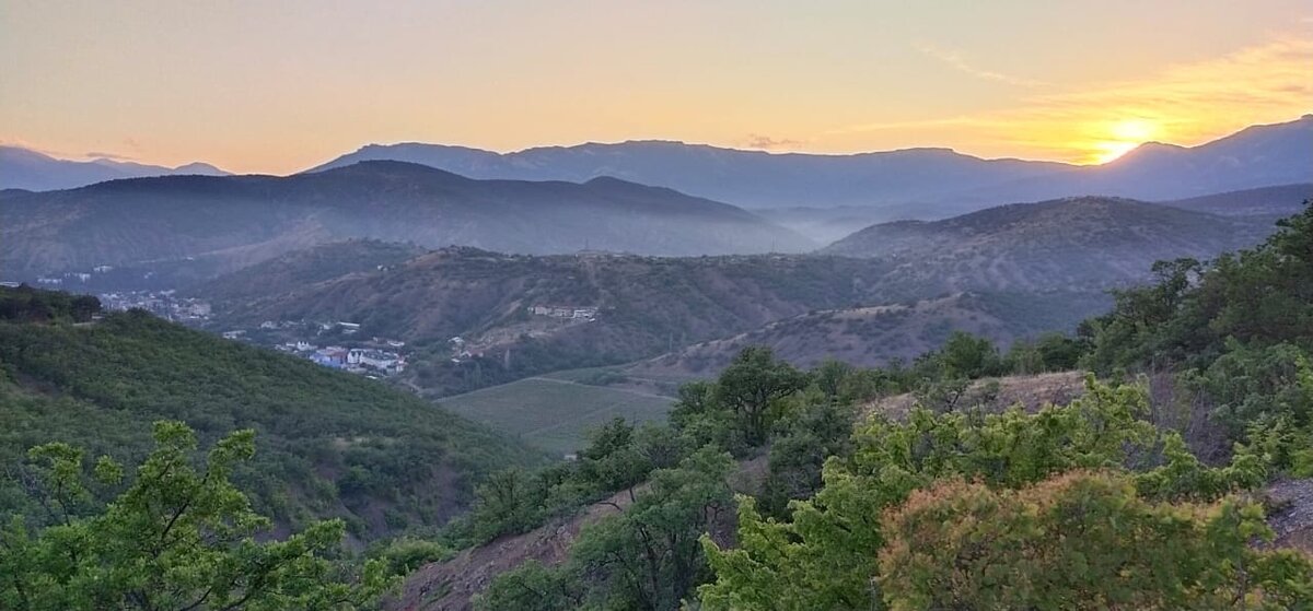 Фотография из личного архива. Крым. Вот  такие и еще круче виды открывались нам постоянно. Просто не всегда могли фотографировать, руль не бросишь.