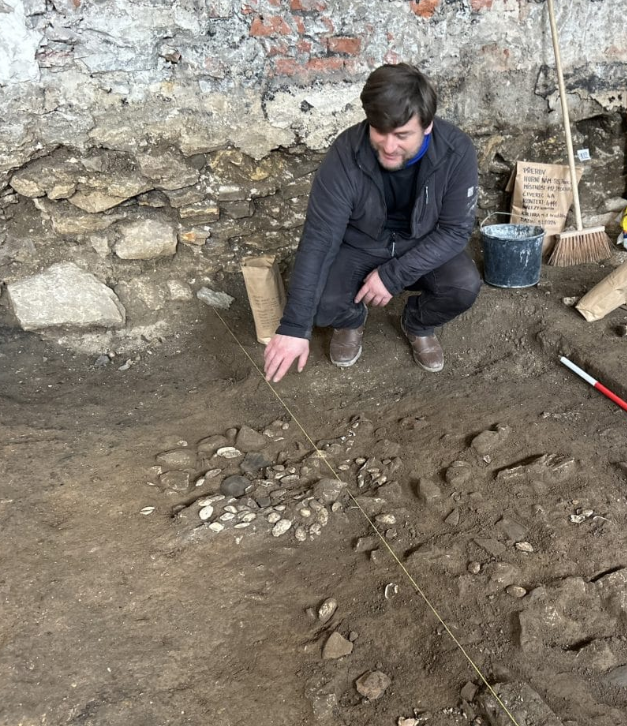 Артефакт найден  археологами из музея Коменского во время спасательных раскопок на Верхней площади